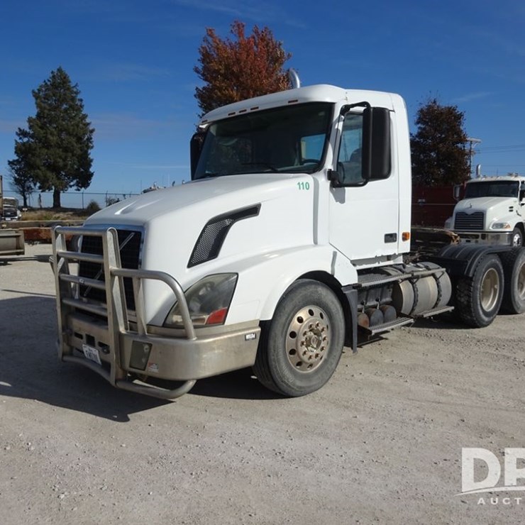 2007 Volvo VNL Day Cab Truck (PZ13987, Unit 110)