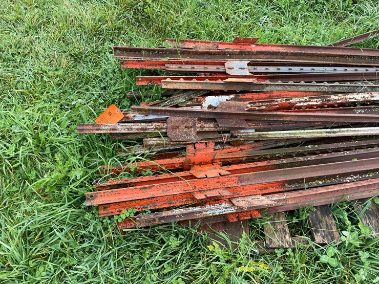 #9607-•-pile-of-t-posts-image-2