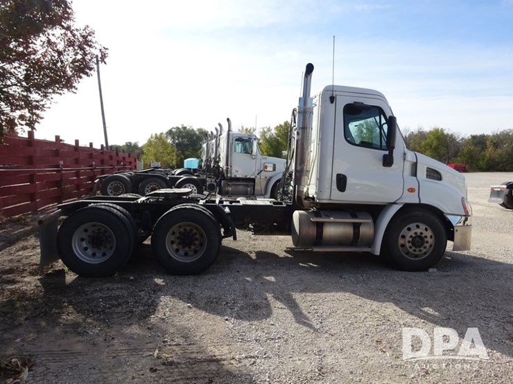 2018-freightliner-cascadia-day-cab-truck-(pz13986,-unit-405)-image-14