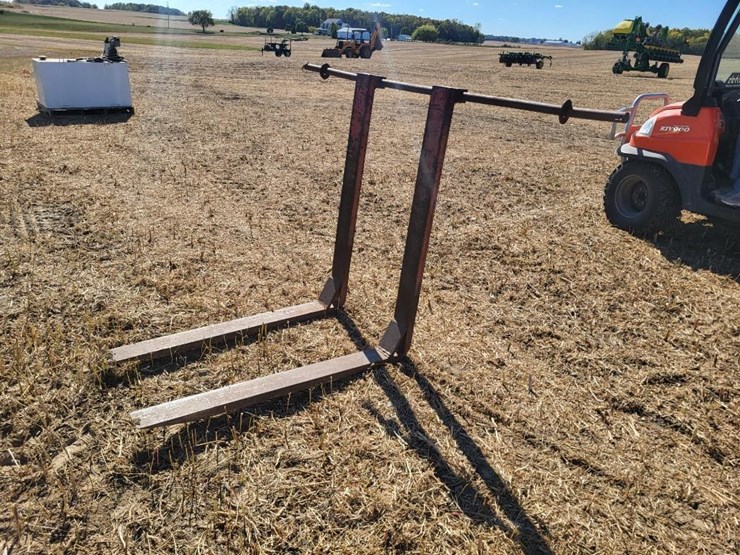 42"-pallet-forks-off-of-john-deere-310c-loader-backhoe-image-1