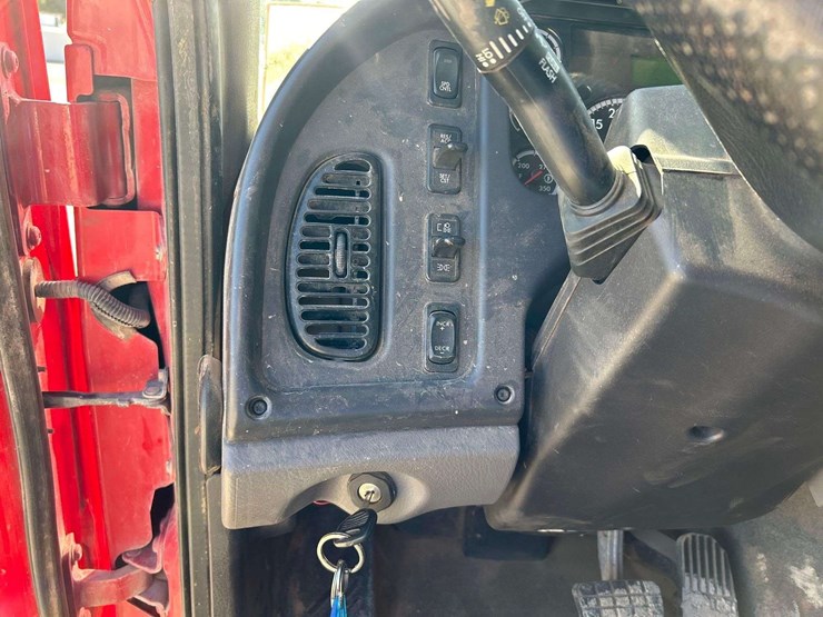 2019-freightliner-day-cab-image-13