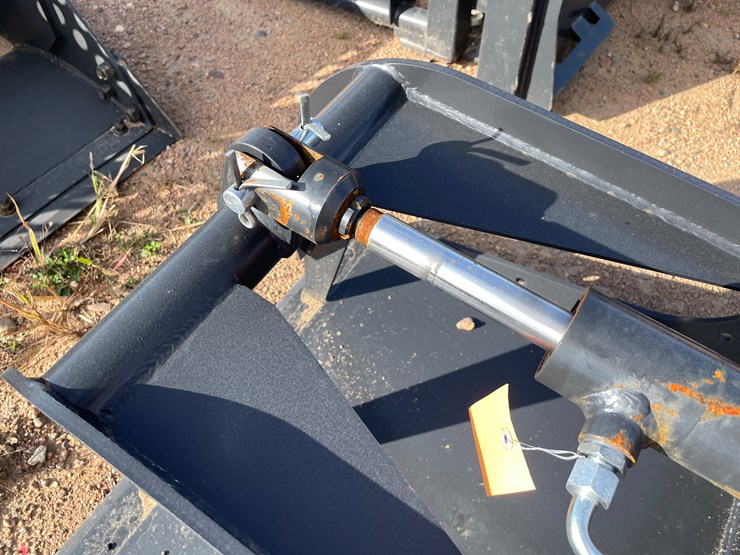 #4079-•-84"-smooth-faced-grapple-bucket-attachment-image-11