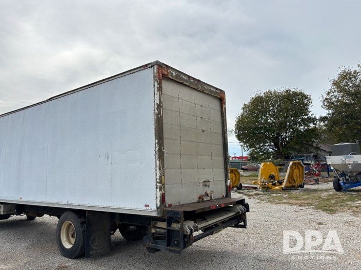 2000-freightliner-fl70-image-5