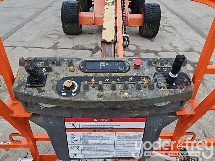 2017-jlg-400s-image-12