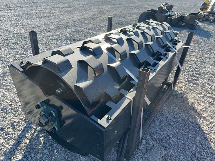 skid-steer-compact-wheel-image-3