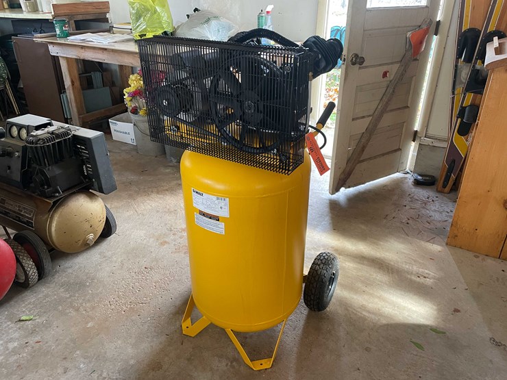 #6606-•-dewalt-air-compressor-image-1