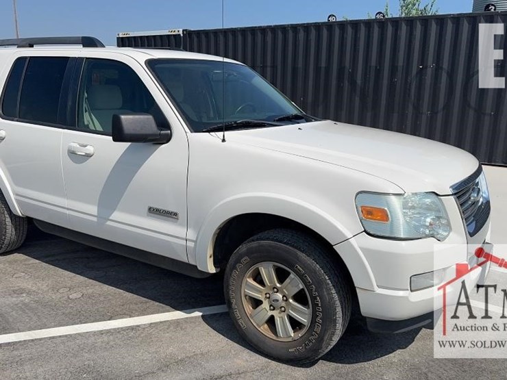 2008-ford-explorer-xlt-image-1