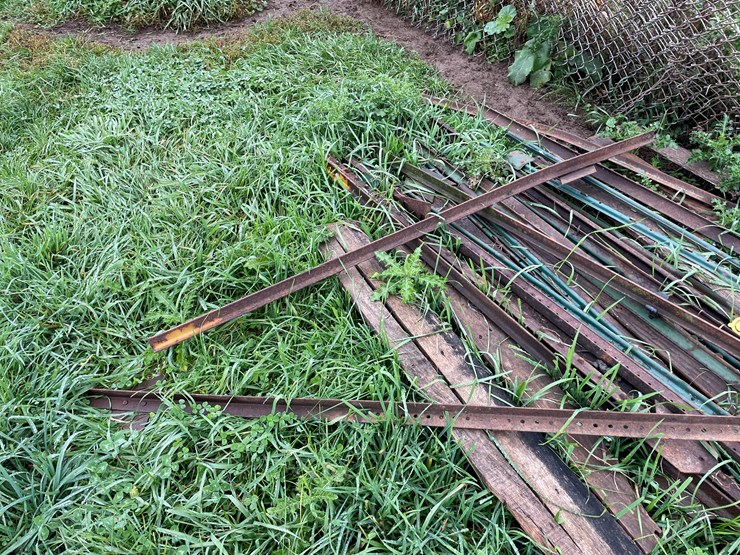 #9609-•-(2)-pallets-steel-t-posts-image-8