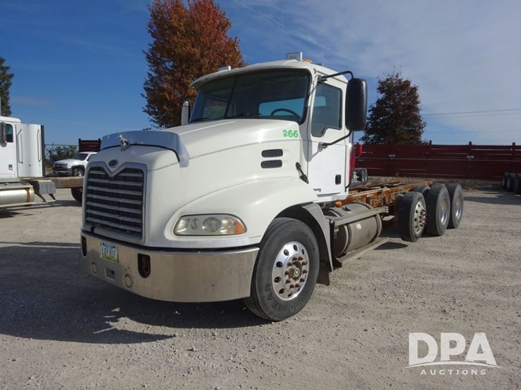 2005-mack-vision-truck-(pz13989,-unit-266)-image-1