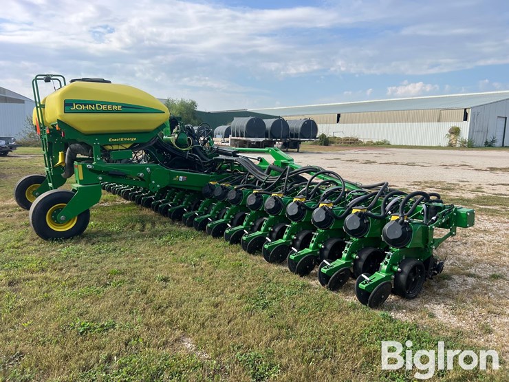 2019-john-deere-1725-image-5