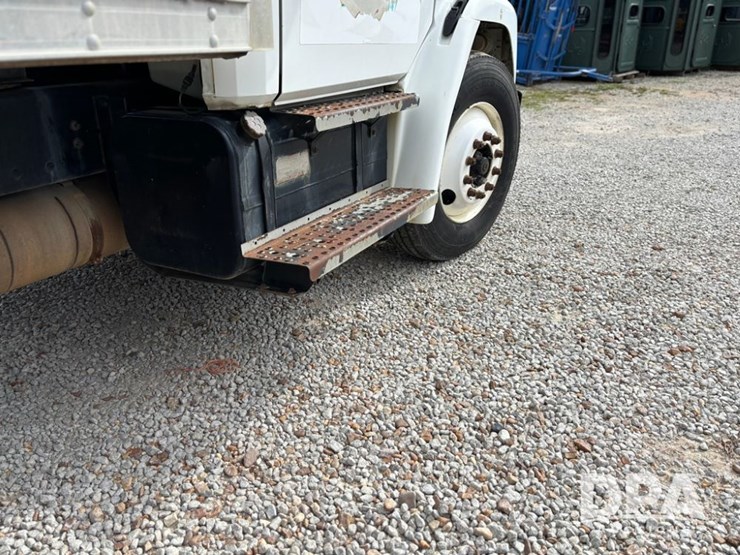 2000-freightliner-fl70-image-40