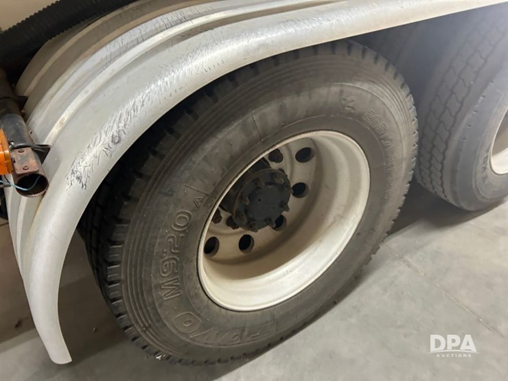 1999-freightliner-fld120-image-16