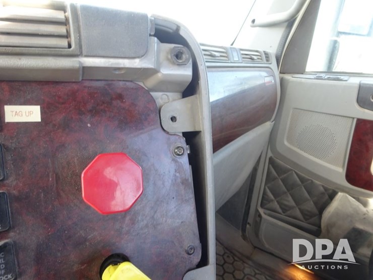 2016-freightliner-coronado-day-cab-glider-truck-(pz13983,-unit-716)-image-105