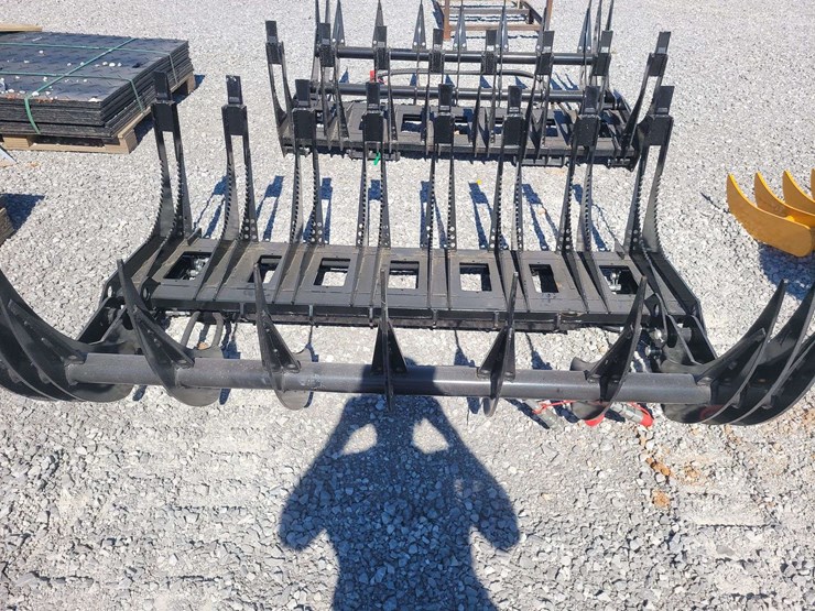 skid-steer-grapple.-72"-wide.-image-3