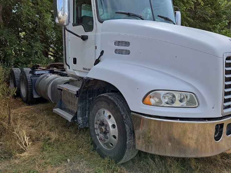 2015-mack-pinnacle-cxu600-truck-(jm647)-image-3