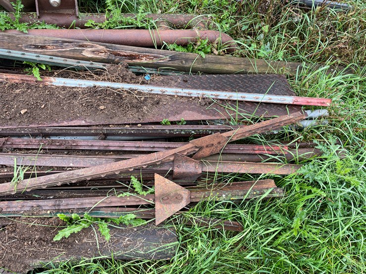 #9610-•-pile-of-miscellaneous-metal-image-10