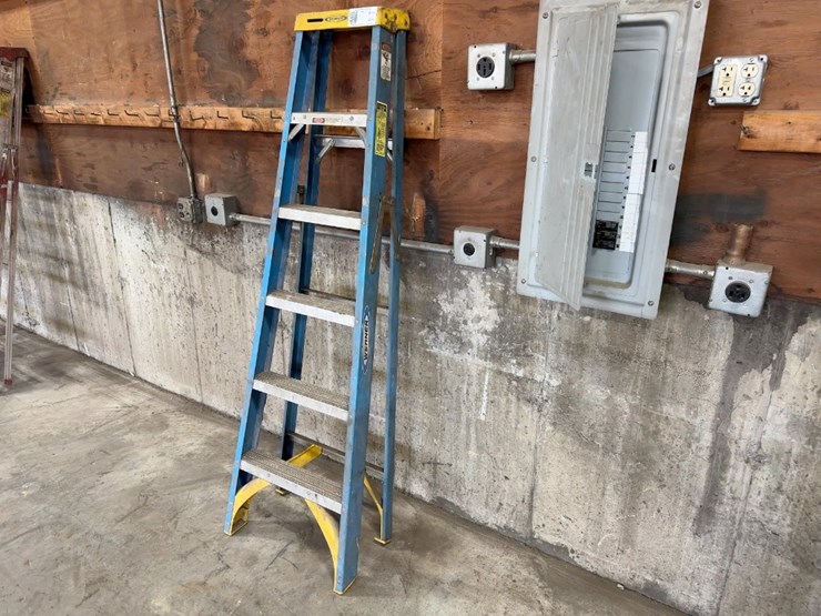 werner-6'-fiberglass-step-ladder-image-1