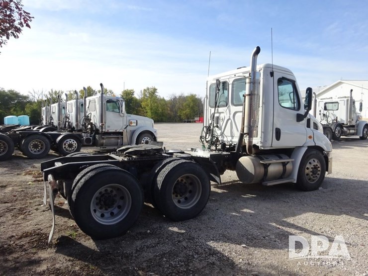 2018-freightliner-cascadia-day-cab-truck-(pz13986,-unit-405)-image-16