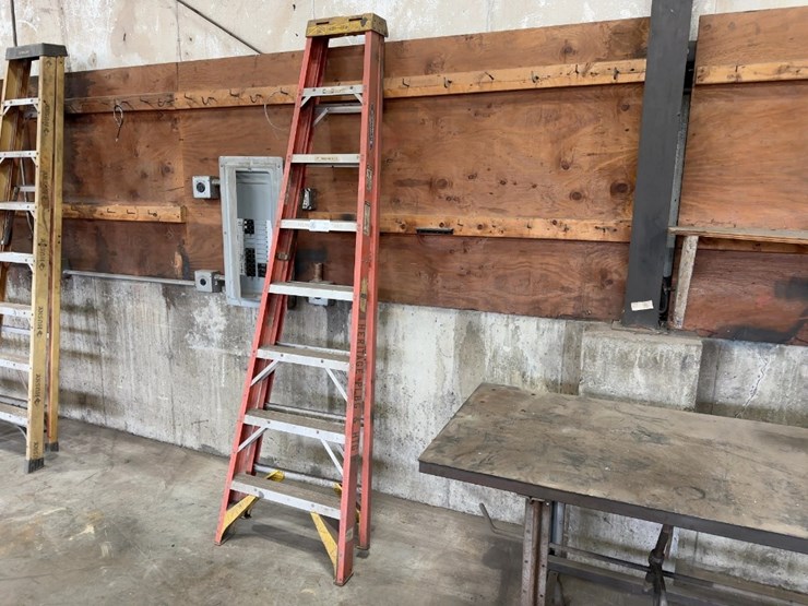 werner-8'-fiberglass-step-ladder-image-1
