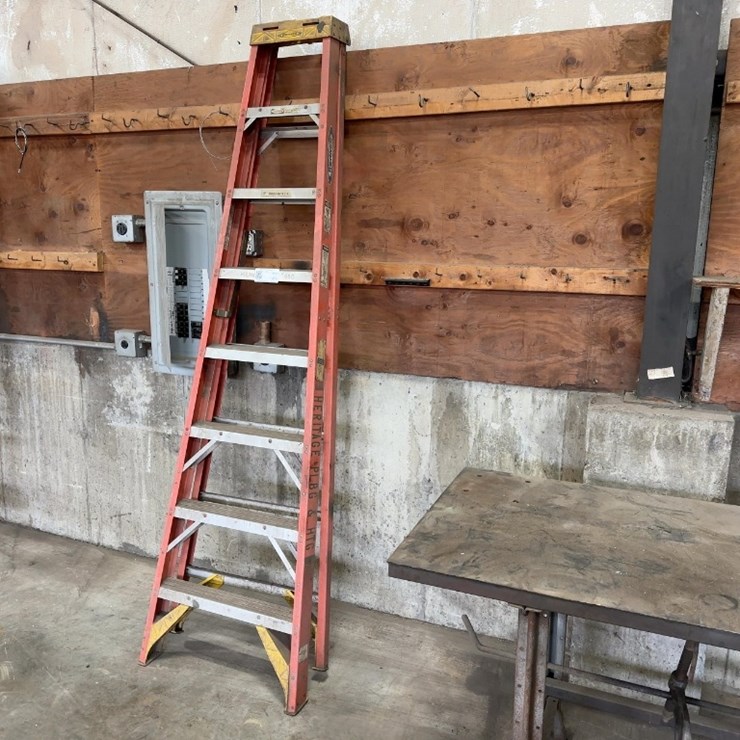 WERNER 8' FIBERGLASS STEP LADDER