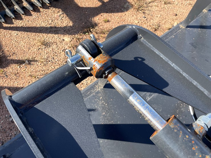 #4083-•-84"-smooth-faced-grapple-bucket-attachment-image-9