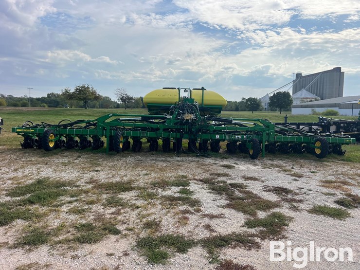 2019-john-deere-1725-image-2