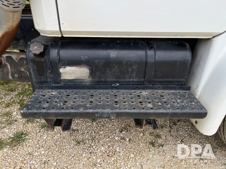 1995-freightliner-fl70-image-26