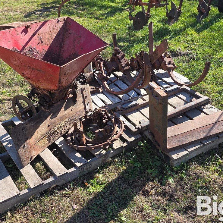 INTERNATIONAL END GATE SEEDER