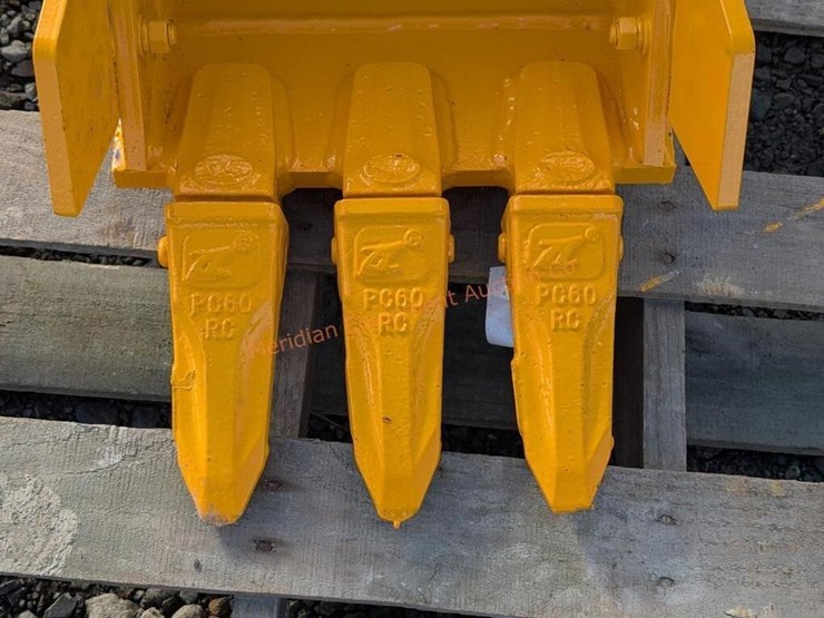 future-cat-305-12"-excavator-bucket-image-3