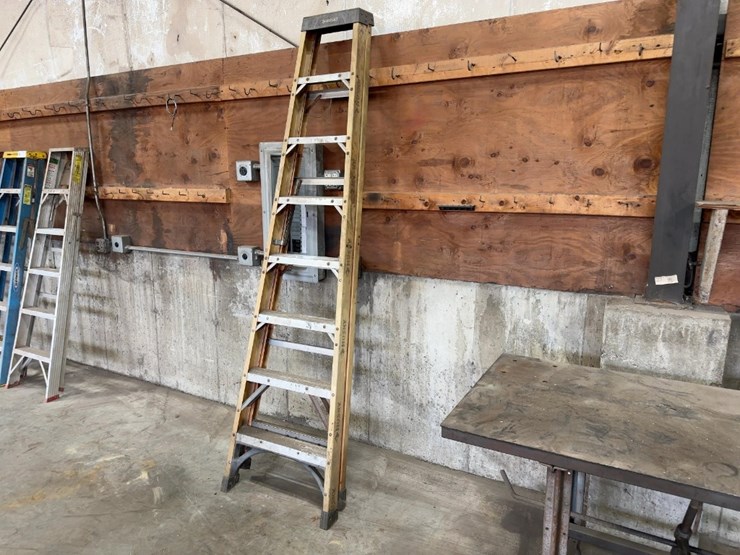 husky-8'-fiberglass-step-ladder-image-1