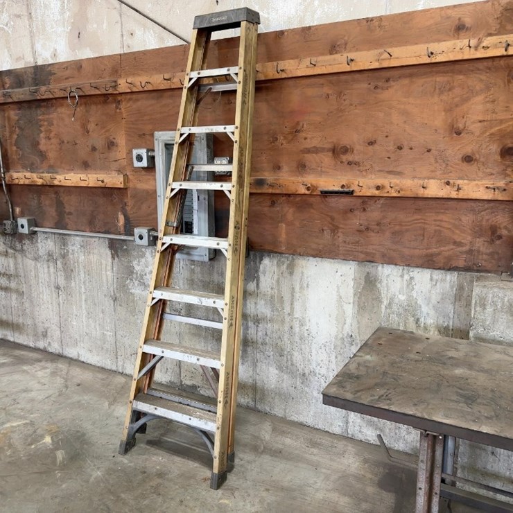 HUSKY 8' FIBERGLASS STEP LADDER