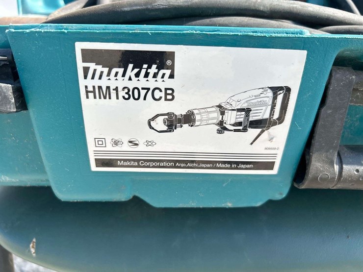 2017-makita-hm1307cb-35lb-demolition-hammer-image-4