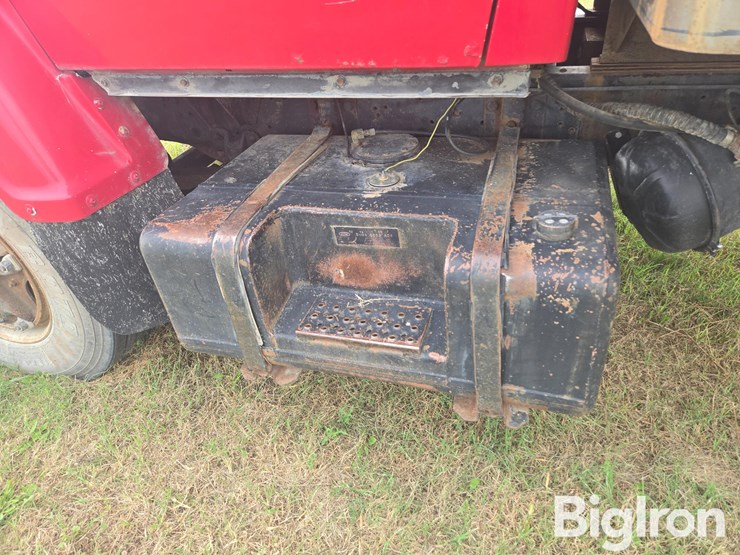 1976-ford-700-image-9