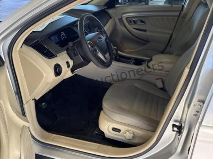 2016-ford-taurus-se-sdn-image-20