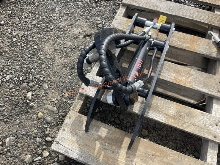 ir-mini-excavator-hydraulic-thumb-image-1