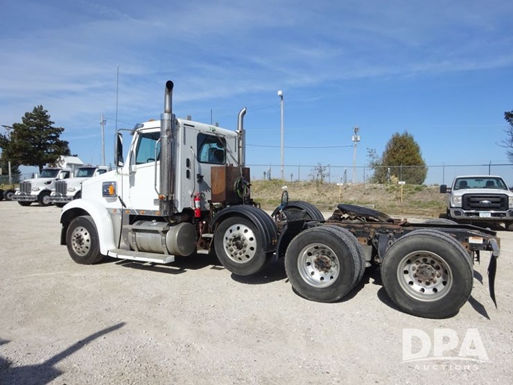 2017-freightliner-coronado-day-cab-glider-truck-(pz13993,-unit-725)-image-33