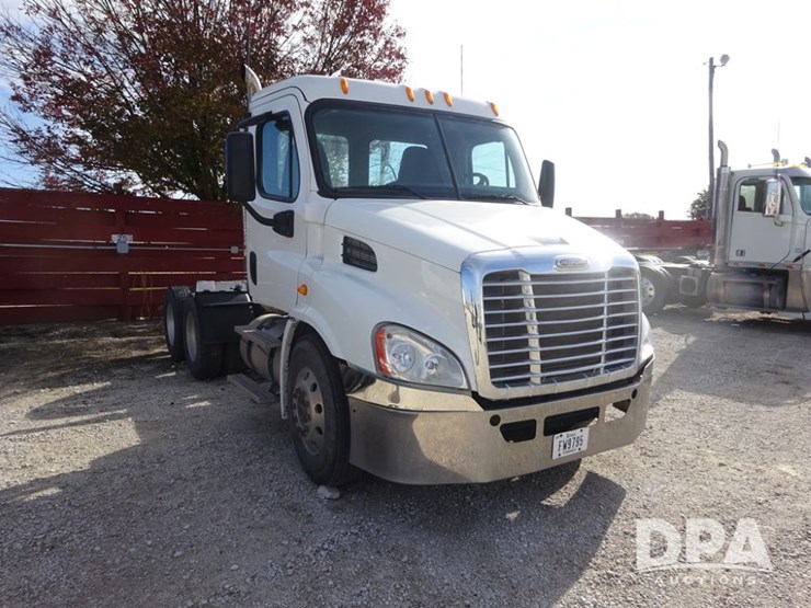 2018-freightliner-cascadia-day-cab-truck-(pz13986,-unit-405)-image-8
