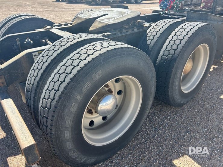 2004-peterbilt-379-image-22