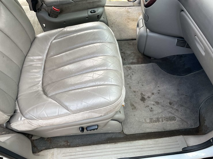 1999-chrysler-town-&-country-image-92