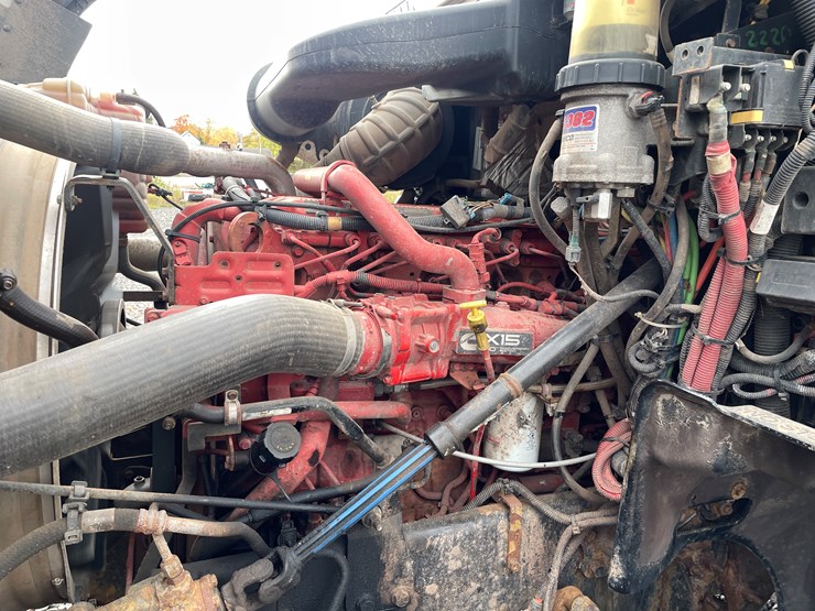 #1002-•-2021-international-semi-tractor-(has-mi-title)-image-38