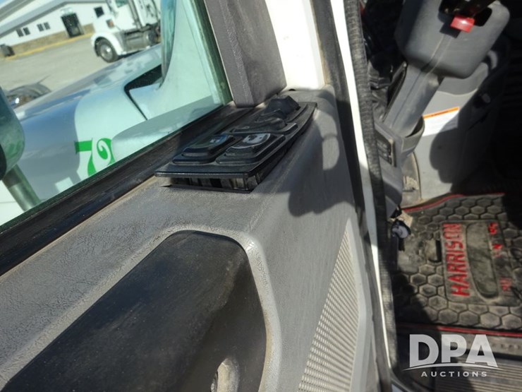 2016-freightliner-coronado-day-cab-glider-truck-(pz13982,-unit-720)-image-91