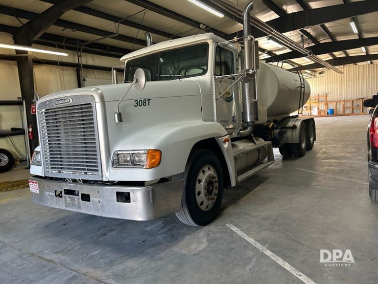 1999-freightliner-fld120-image-50