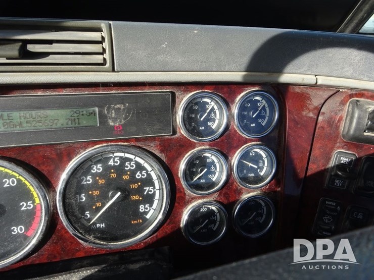 2016-freightliner-coronado-day-cab-glider-truck-(pz13982,-unit-720)-image-107