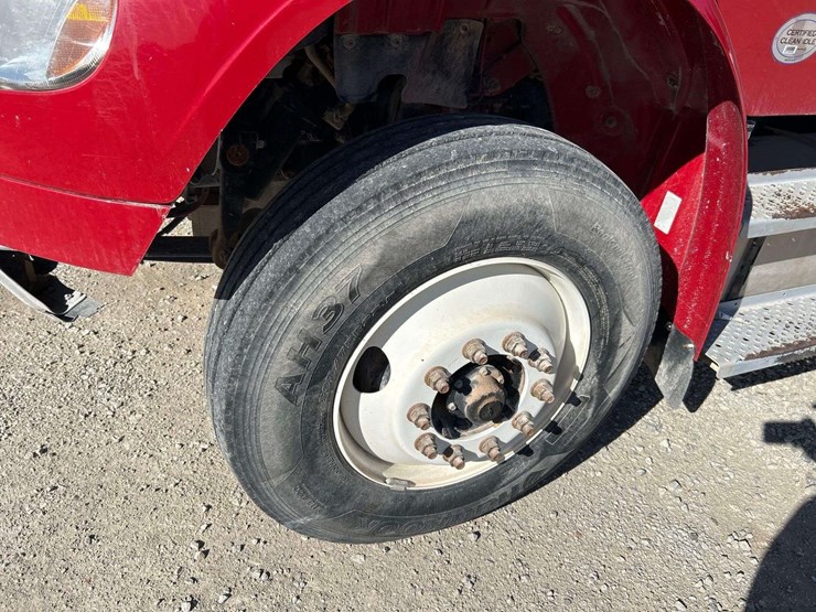 2019-freightliner-day-cab-image-28