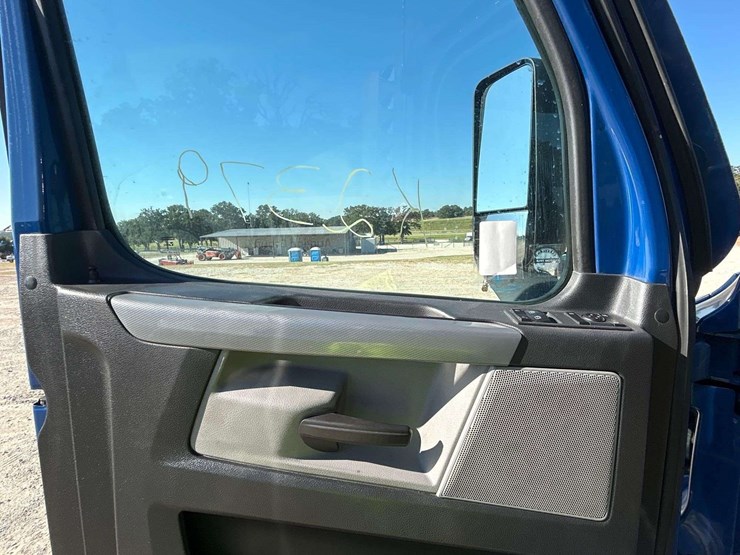 2021-freightliner-cascadia-116-image-10