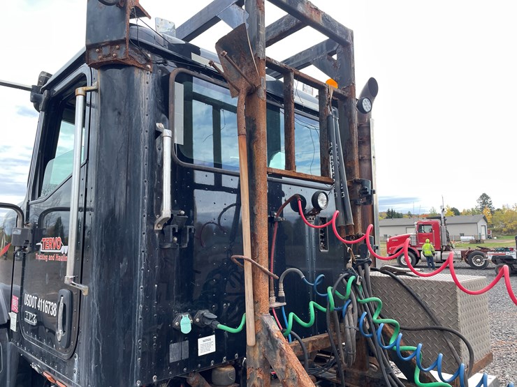 #1002-•-2021-international-semi-tractor-(has-mi-title)-image-7