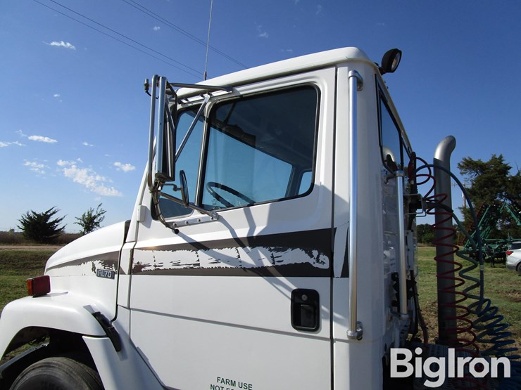 2000-freightliner-fl70-image-11