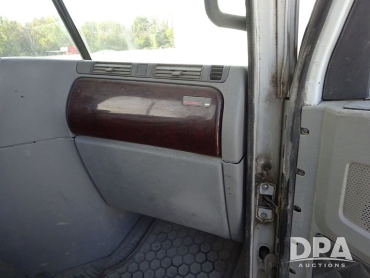 2016-freightliner-coronado-day-cab-glider-truck-(pz13983,-unit-716)-image-88