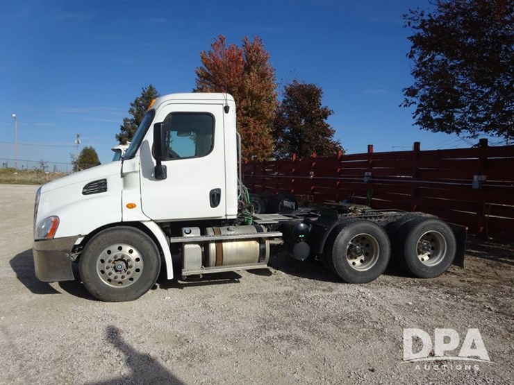 2018-freightliner-cascadia-day-cab-truck-(pz13986,-unit-405)-image-31