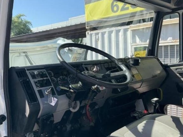 2003-freightliner-fl80-image-29